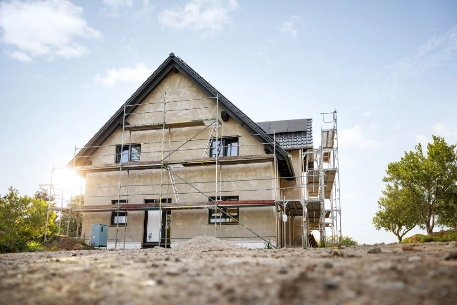 Porodična kuća u izgradnji sa postavljenom skelom